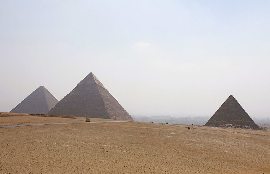 Foran deg ruver tre pyramider