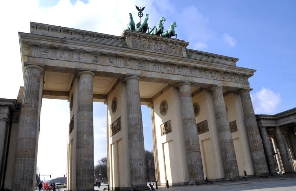 På Brandenburger Tor samlet 25 000 SA-folk seg for å feire Hitlers maktovertagelse i 1933