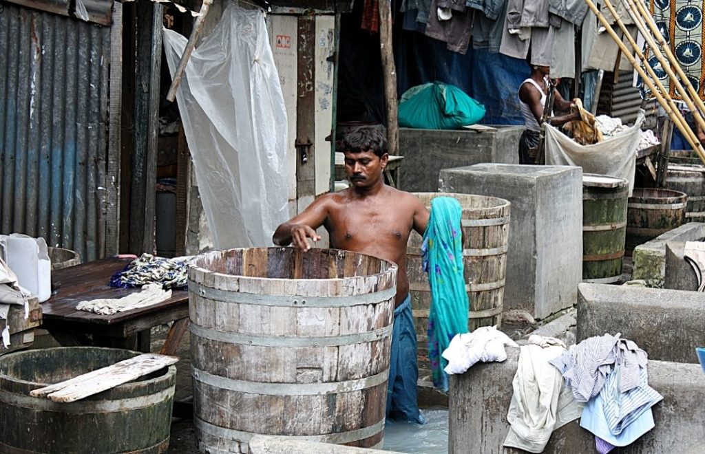 Klærne henger og ligger til tørk overalt i Dhobi Ghat