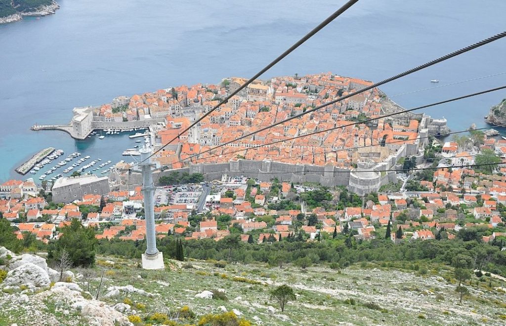 Fjellet Lovcen ruver mørkt og mektig over bymuren.