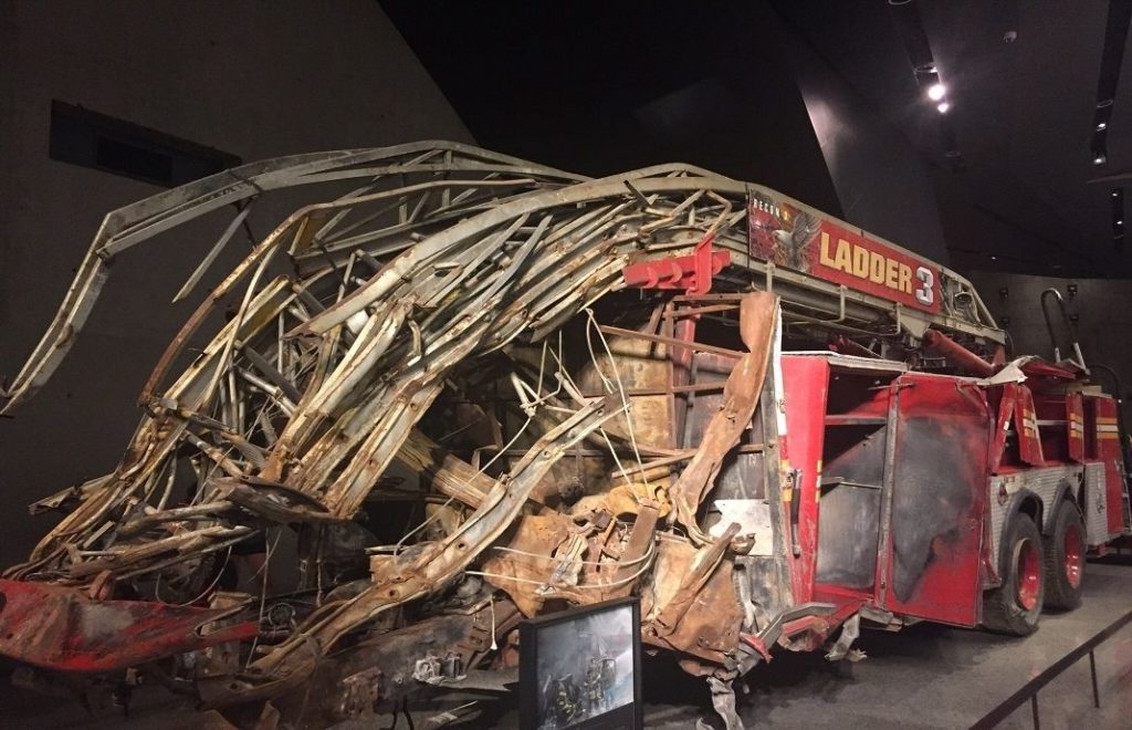 En utbrent og ødelagt brannbil vitner om ødeleggelsene i 9/11 Memorial & Museum.