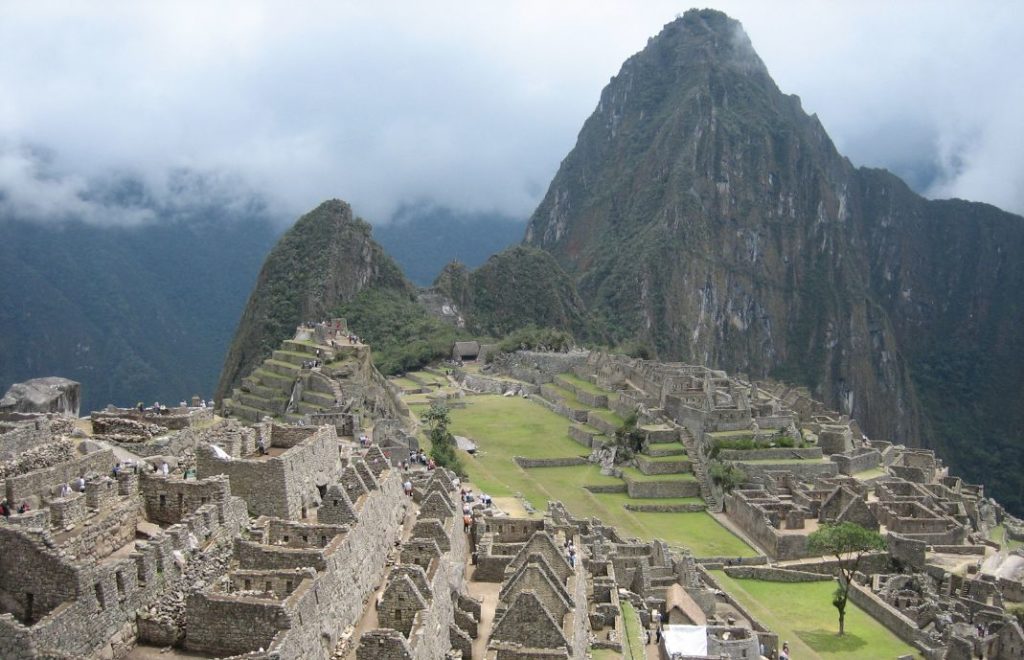 Fjellet Huayna Picchu i bakgrunnen av den gamle Inkabyen