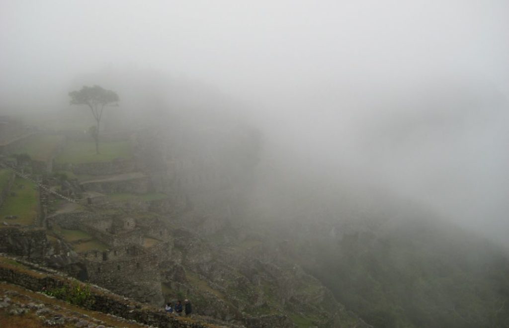 Machu Picchu dukker sakte, men sikkert frem fra tåken som har omfavnet byen.