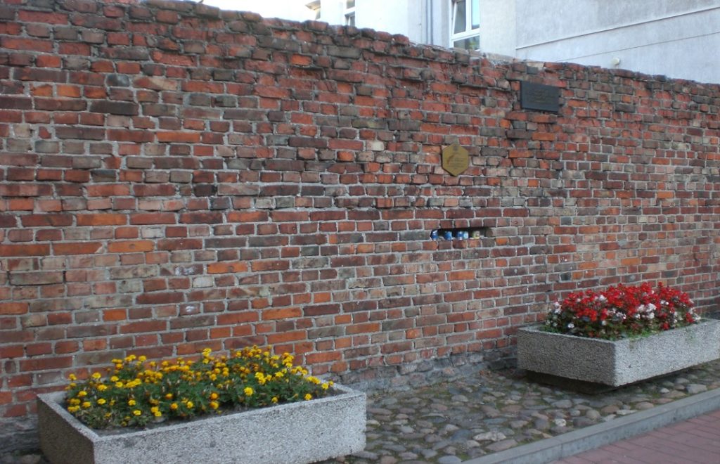 I Siena Gate 55 i Warszawa står fortsatt noen få meter av den opprinnelige ghettomuren.