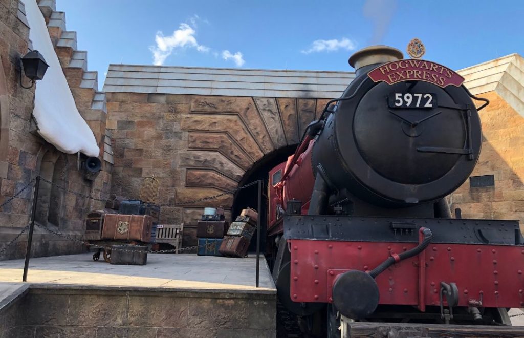 Hogwarts Express, som tøffer ut fra King’s Cross Station