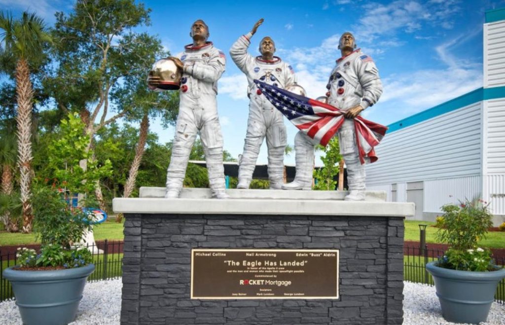 Statue til ære for astronautene på Apollo 11