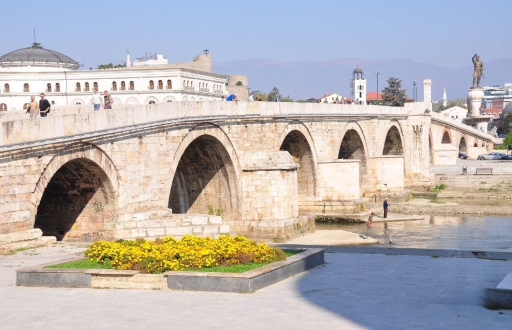 Den vakre Stone Bridge i Skopje