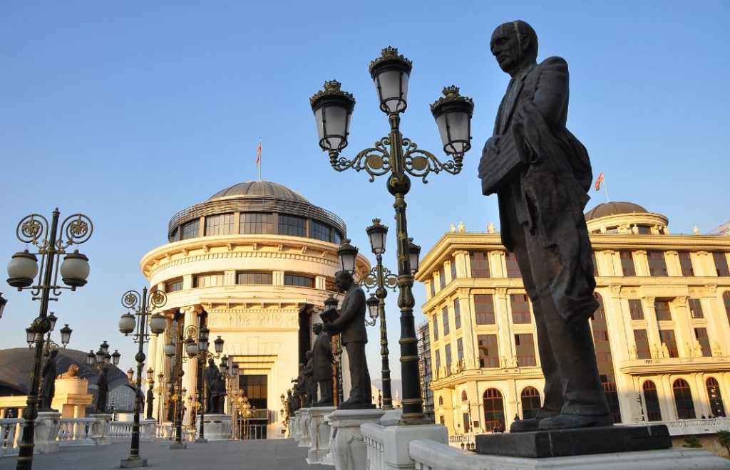 Totalt er det over 100 statuer rundt i Skopje