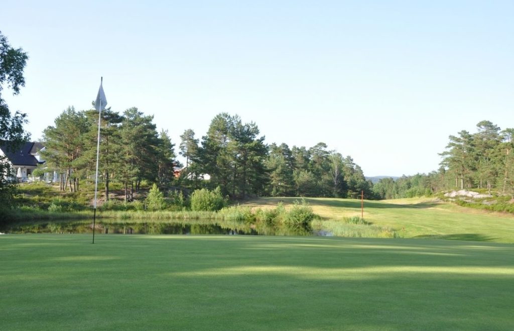 Spill en runde golf på Skjeberg