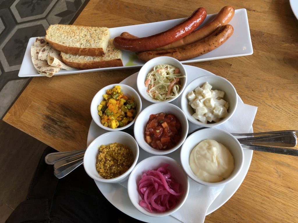 Pølsefest på menyen! 
3 ulike pølsetyper, lompe, foccacia, potetsalat og aioli er nok til å mette (nesten) hvem som helst. 