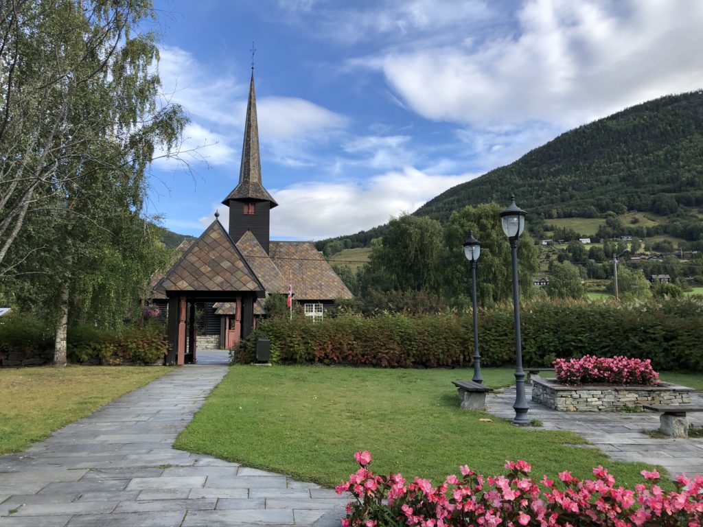 Fredparken og kirken i Kvam. Fredfylt og idyllisk tidlig en søndagsmorgen. 
