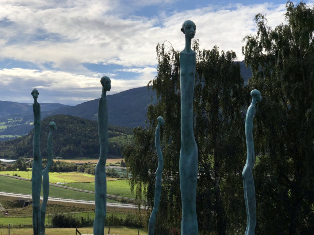 21 statuer i bronse speider utover det vakre landskapet.