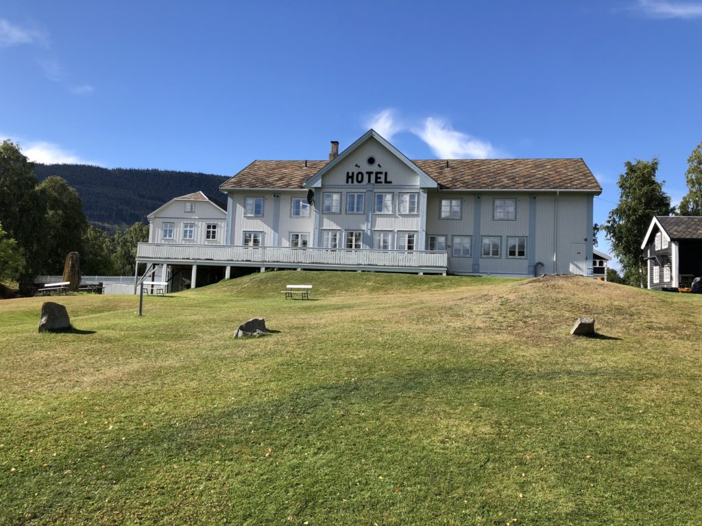 På Dale-Gudbrands Gard kan du sove på rommet til Olav den hellige. 
Gårdens historie strekker seg helt tilbake til vikingtiden, som er representert med steinringen utenfor hotellet.