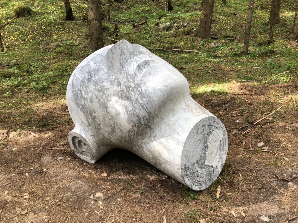 Kunstverket Hovudet er knyttet til retterstedet og sagn fra området.
