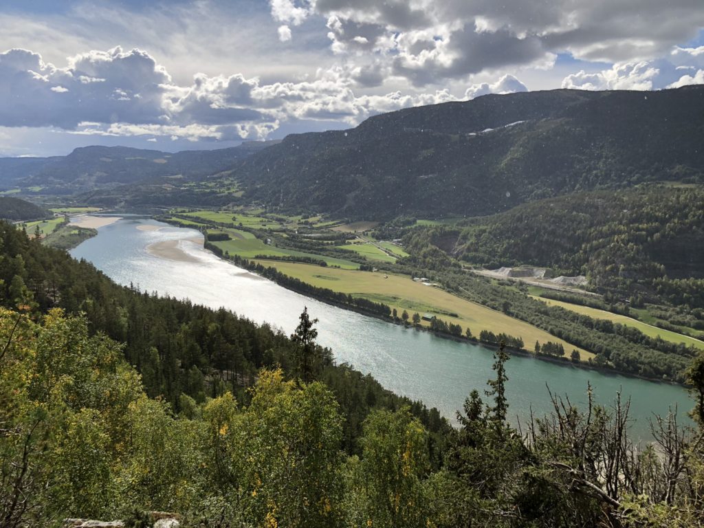 Lågen bukter seg gjennom det vakre landskapet i Gudbrandsdalen.