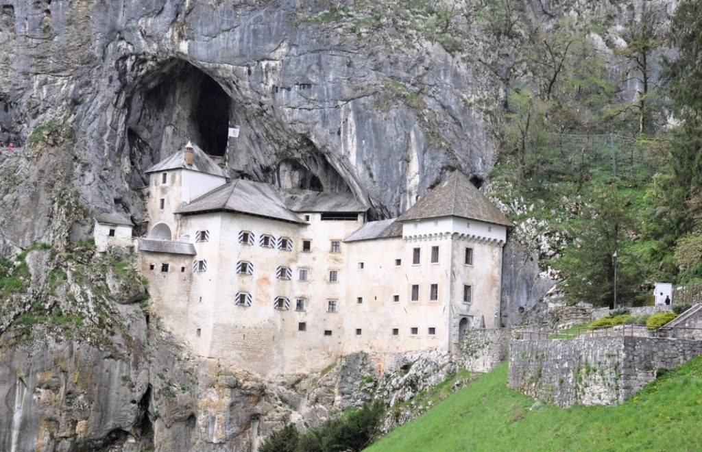 Predjama Castle i Slovenia