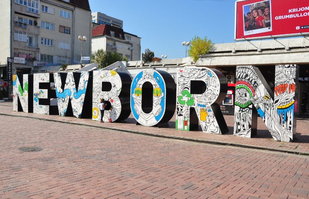 Newborn-skiltet i Pristina, Kosovo