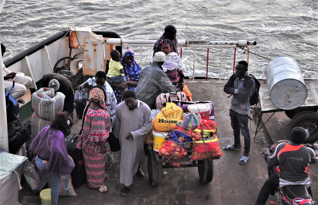 Kaotisk på fergen mellom Banjul og Barra