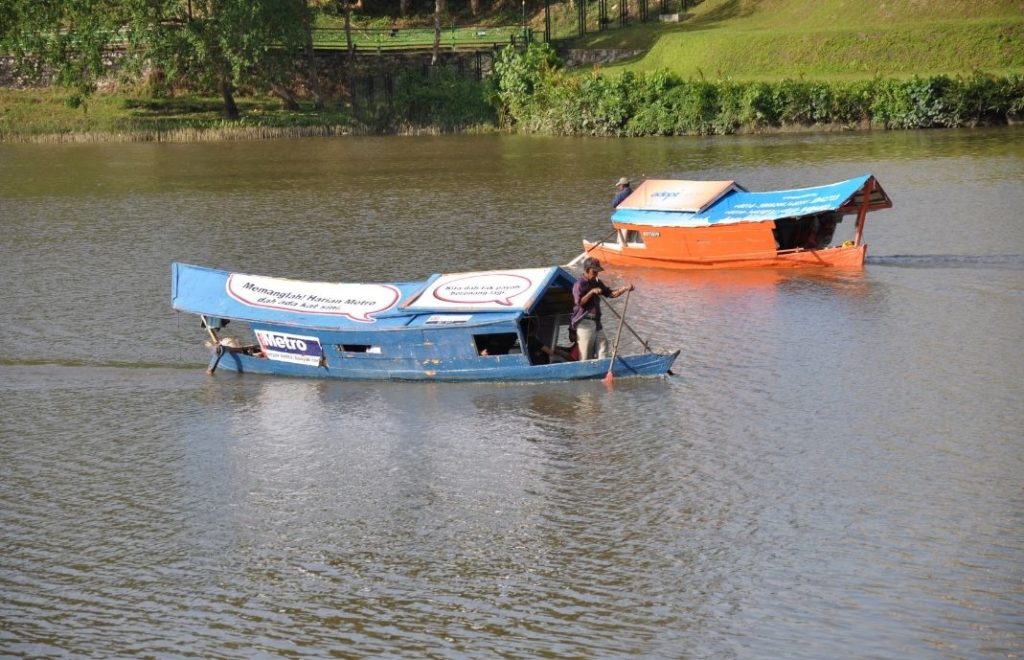 Kuching deles av elven Sarawak