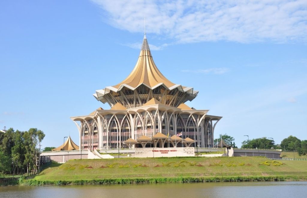 Kuching har en rekke arkitektoniske bygninger