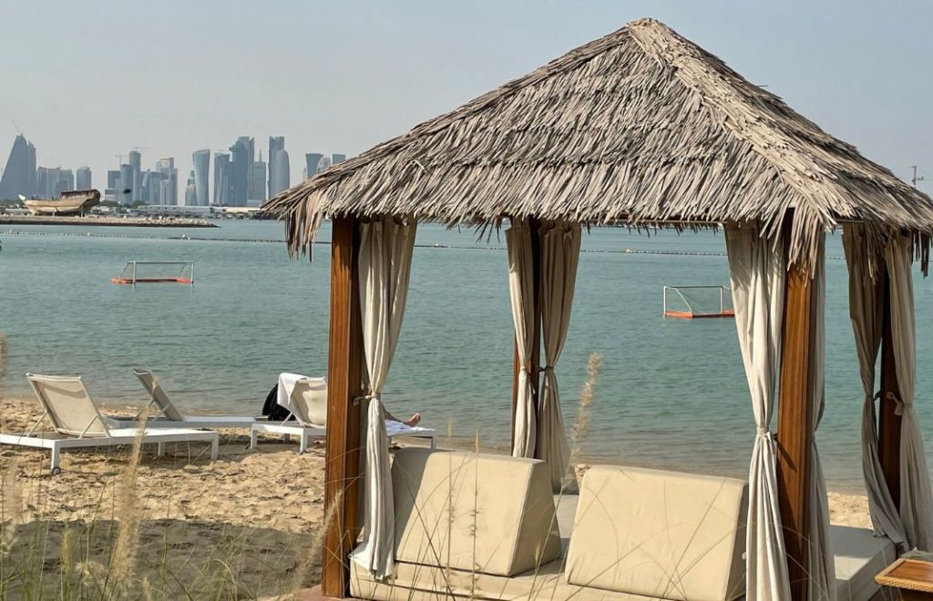 Avslappende dag på stranden i Doha