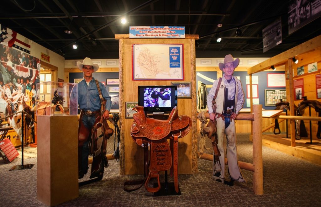 North Dakota Cowboy Hall of Fame ligger sentralt plassert i byen Medora.