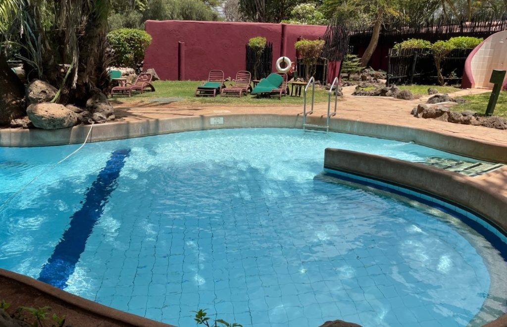 Det flotte bassengområdet på Amboseli Serena Safari Lodge. 