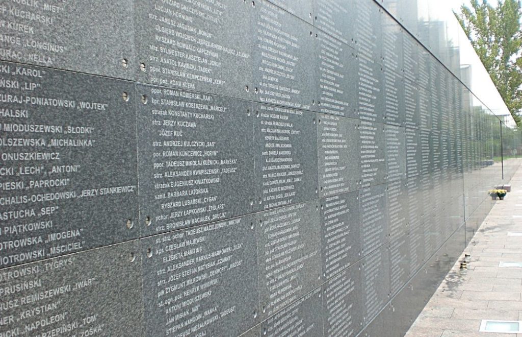 Memorial Wall, med nesten 11.000 navn. De tilhører soldater som ble drept under oppstanden.