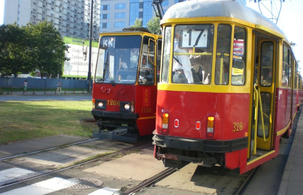 Offentlig transport, som buss, trikk eller metro, fungerer utmerket i Warszawa. 