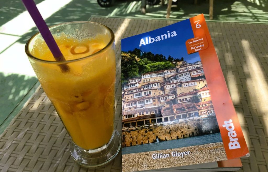 Start dagen med fersk juice og en guidebok om Albania. 
