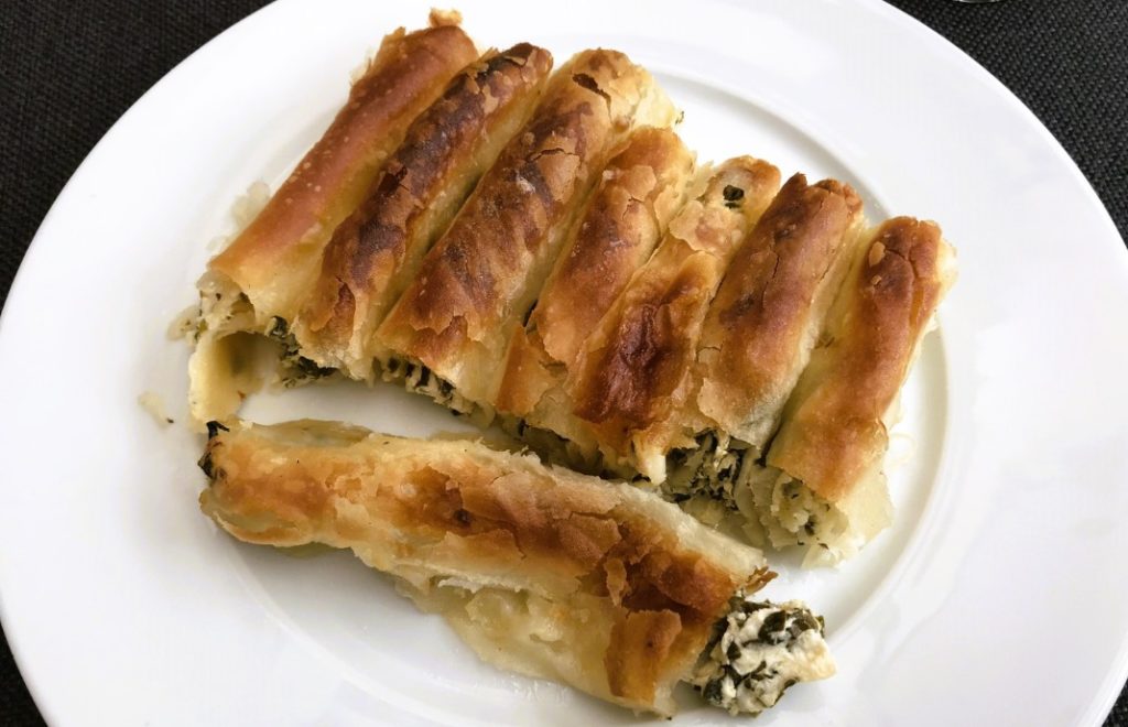 Burek, en slags deigete kake som er fylt med kjøtt, ost og spinat, er populært i Sarajevo. 