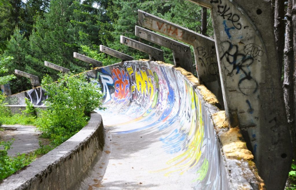 Bobsledebanen som ble brukt under OL i Sarajevo i 1984 er et populært sted for kunstnere å etterlate seg graffiti. 