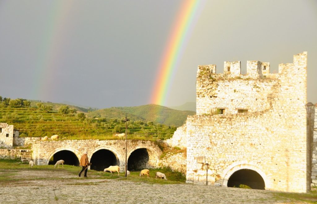 Regnbuen lyser opp Berati Castle i Albania. 