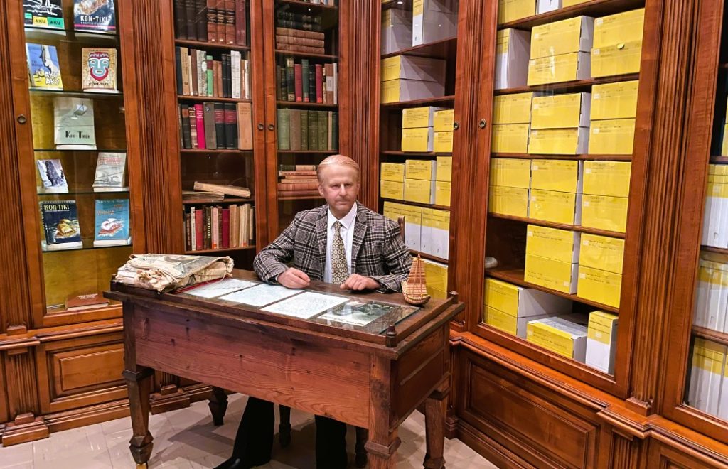 En dukke av Thor Heyerdahl i biblioteket på Kon Tiki Museet