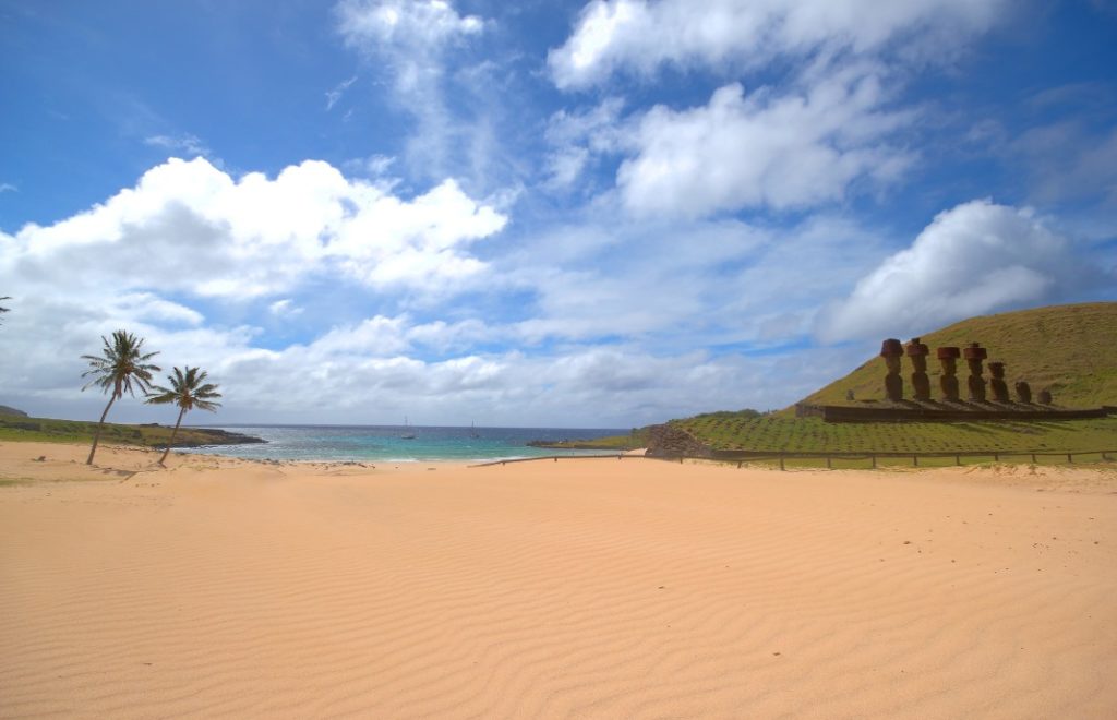 Stranden Anakena på Påskeøya. Badevaktene er moai-statuene, men de er ikke spesielt dyktige på jobben. 