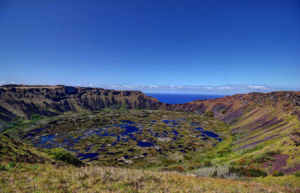 Krateret Rano Kau, med Stillehavet i bakgrunnen, på Påskeøya. 