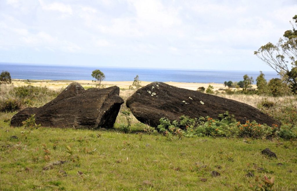 1838 var det siste året noen utenfra så en oppreist moai