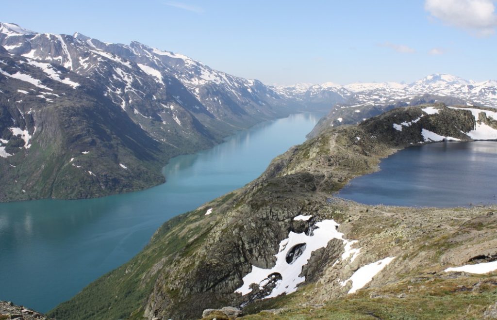 Den slående vakre utsikter over Gjende og Bessvatnet sett fra Besseggen, Norge. 