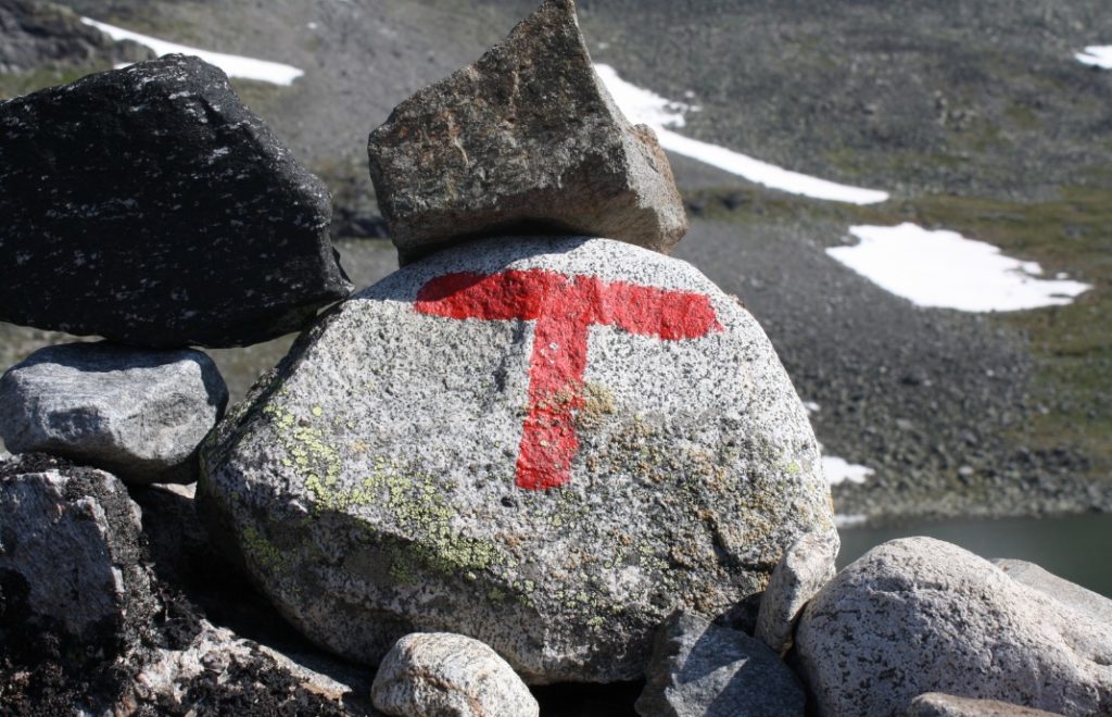 Stien fra Memurubu til Gjendesheim er merket med røde T’er slik at det er lett å finne veien. 
