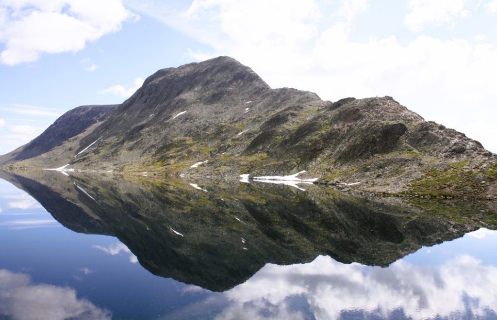 Bessvatnet med Besseggen i bakgrunnen. 