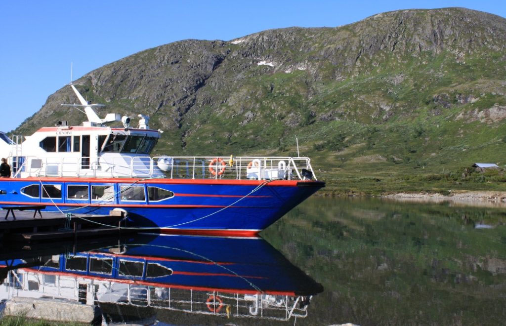 Båten fra Gjendesheim til Memurubru som frakter friluftsentusiaster som skal gå Besseggen. 
