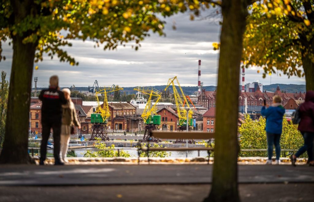 Havnepromenaden i Szczecin med store administrasjonsbygninger, museer og Admiralitet.