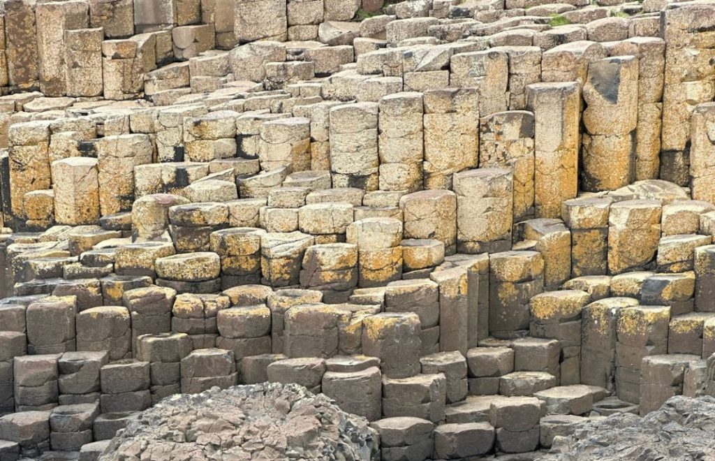 Giant's Causeway ligger på Antrim-kysten, i den nordlige delen av Nord-Irland.