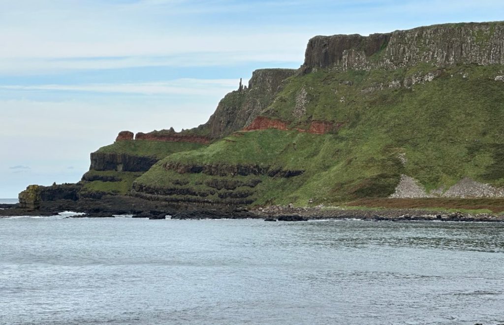 Fra Giant's Causeway er det vakker utsikt over kysten i Nord-Irland. 
