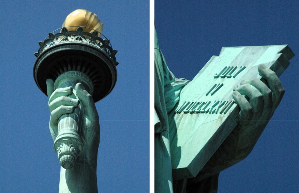 Statue of Liberty holder en fakkel og en tavle i hendene. 