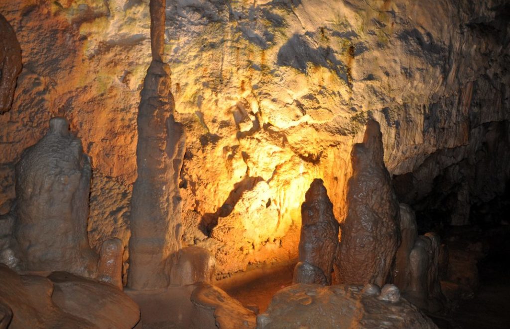 Dryppsteinsformasjon i Postonja Cave
