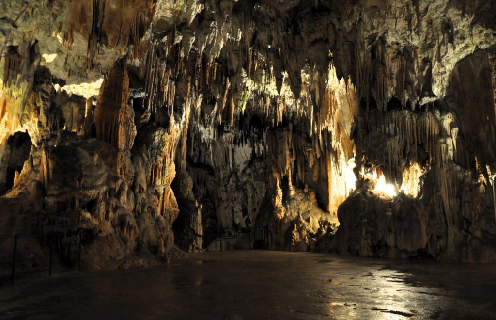 Postonja Cave er som en reise til jordens indre. 