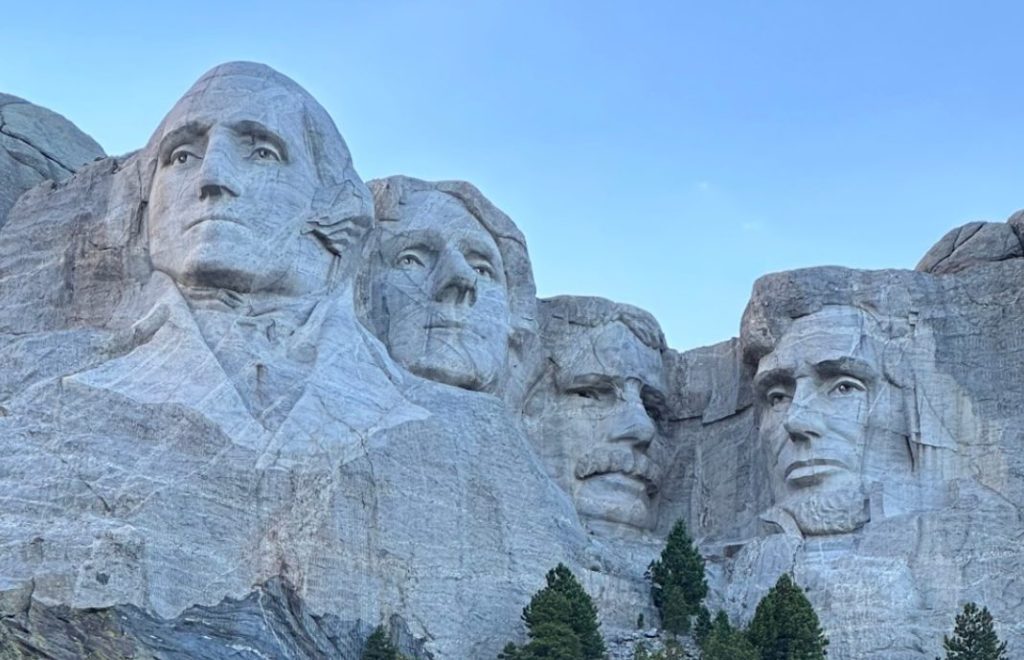 Majestetiske figurer av George Washington, Thomas Jefferson, Theodore Roosevelt og Abraham Lincoln