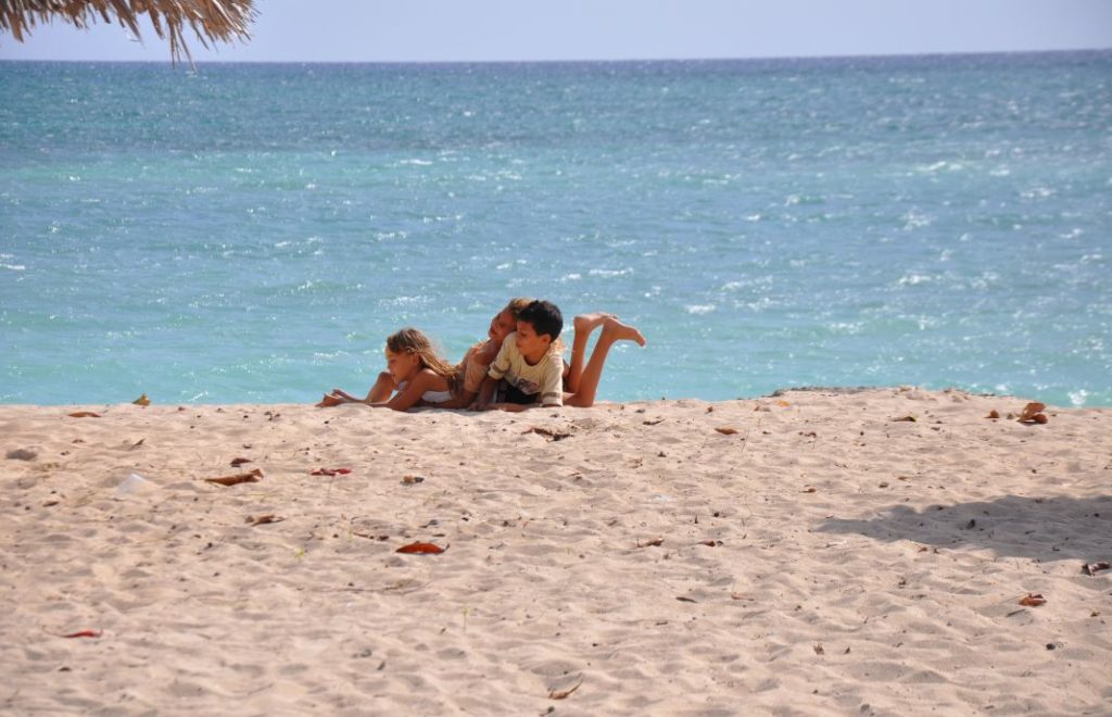 Playa Guardalavaca på Cuba lokker med kilometervis av blendende hvit sandstrand og myk skum fra det turkisgrønne havet.