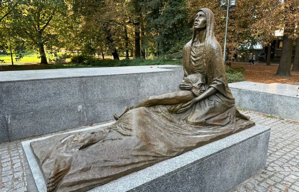 Katyn Massacre Memorial hedrer ofrene fra Katyn-massakren i 1940